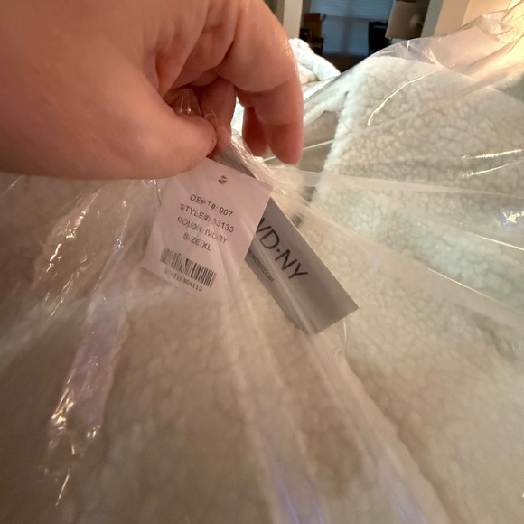 WD.NY Women's Beige and Ivory Faux Shearling Vest NWT XL - Picture 6 of 9